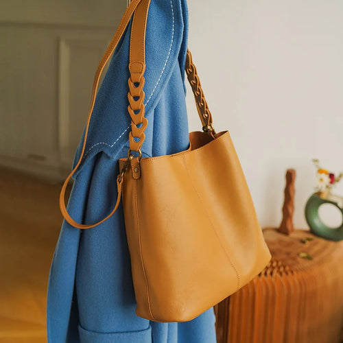 Coach purse shoulder bag in tan leather, stylish for everyday use