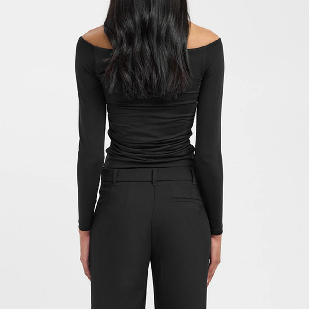 Women's black crop tops with long sleeves for casual outings