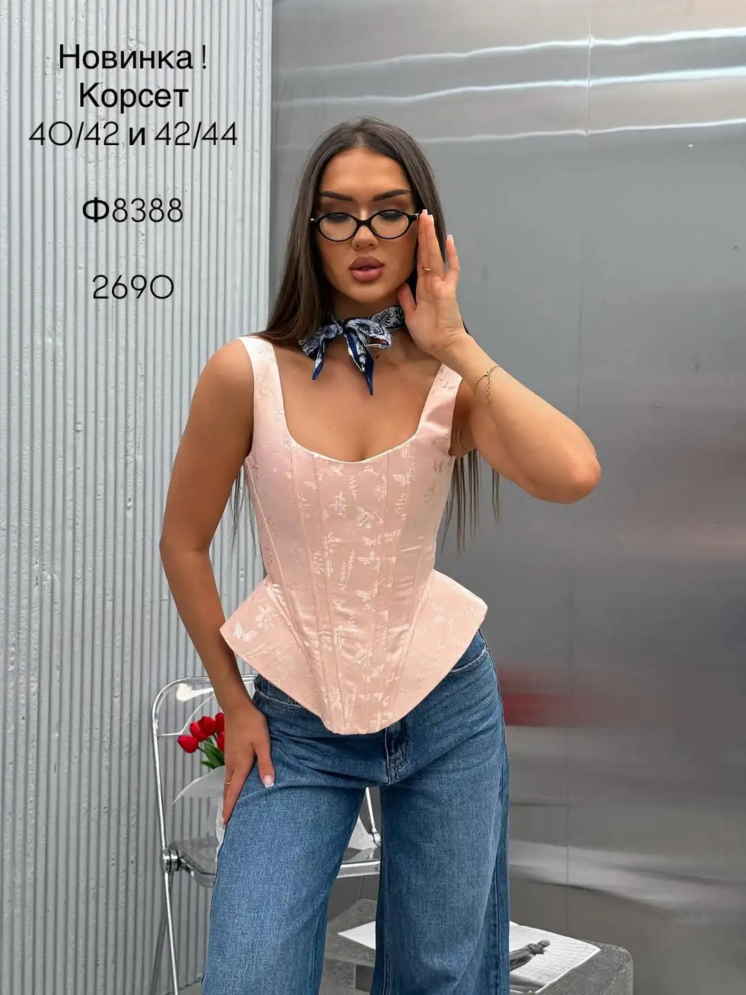 Women's pink cropped top made of floral satin for stylish outings