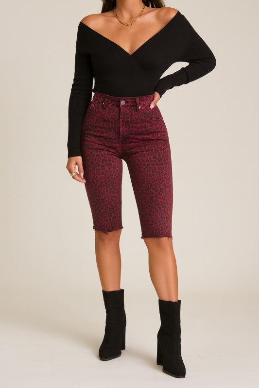 Pantalones cortos capri con estampado de leopardo burdeos