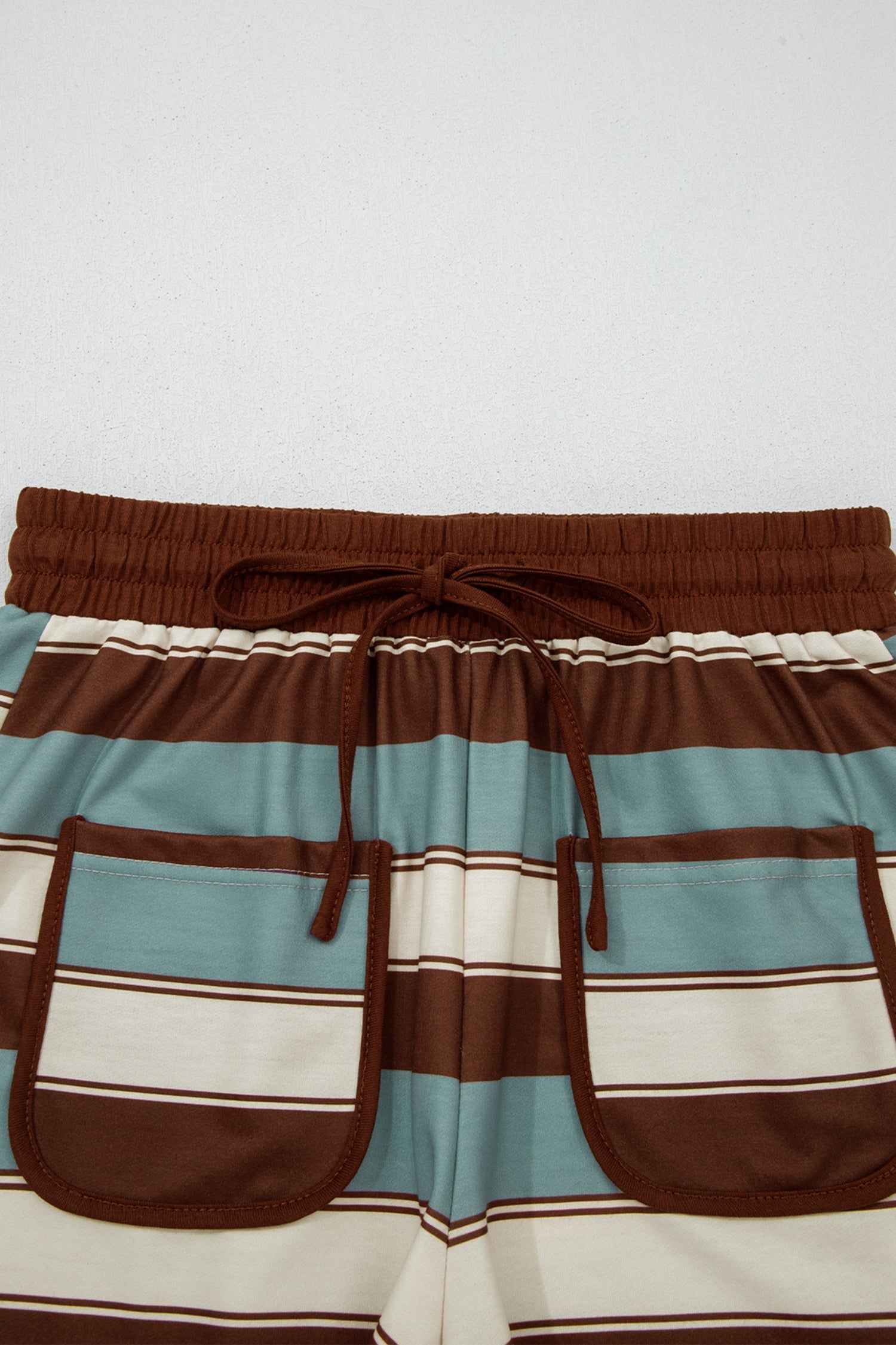 Ensemble t-shirt polo rayé et short patchwork