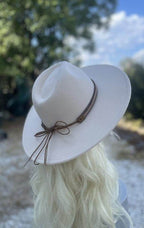 Dandy Panama hat vacation in cream color with a stylish leather tie for sun protection