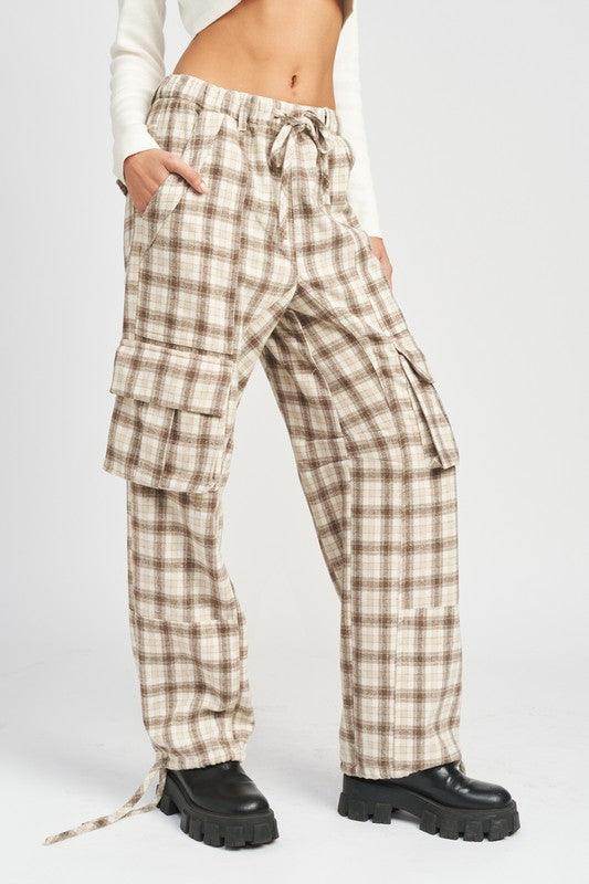 Emory Park Women's drawstring cargo trousers in plaid pattern with side pockets and relaxed fit
