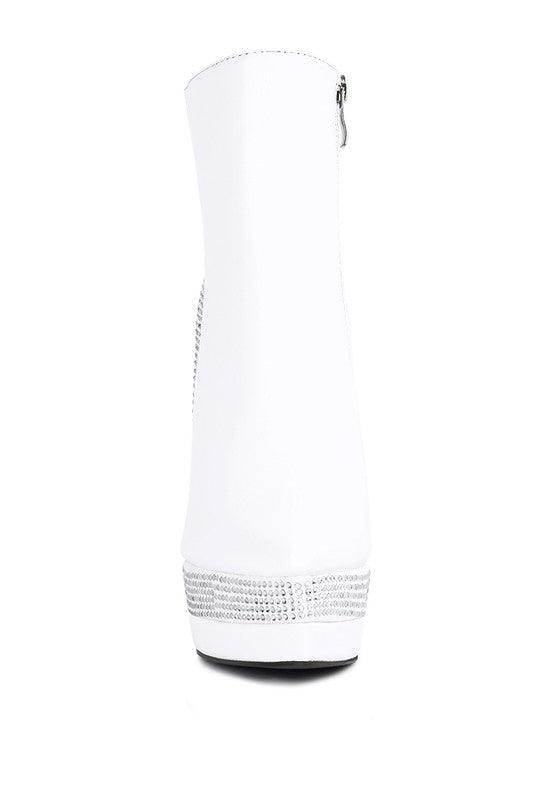 Sleek white women's boots from Rag Company, perfect as elegant vacation footwear with a stylish design