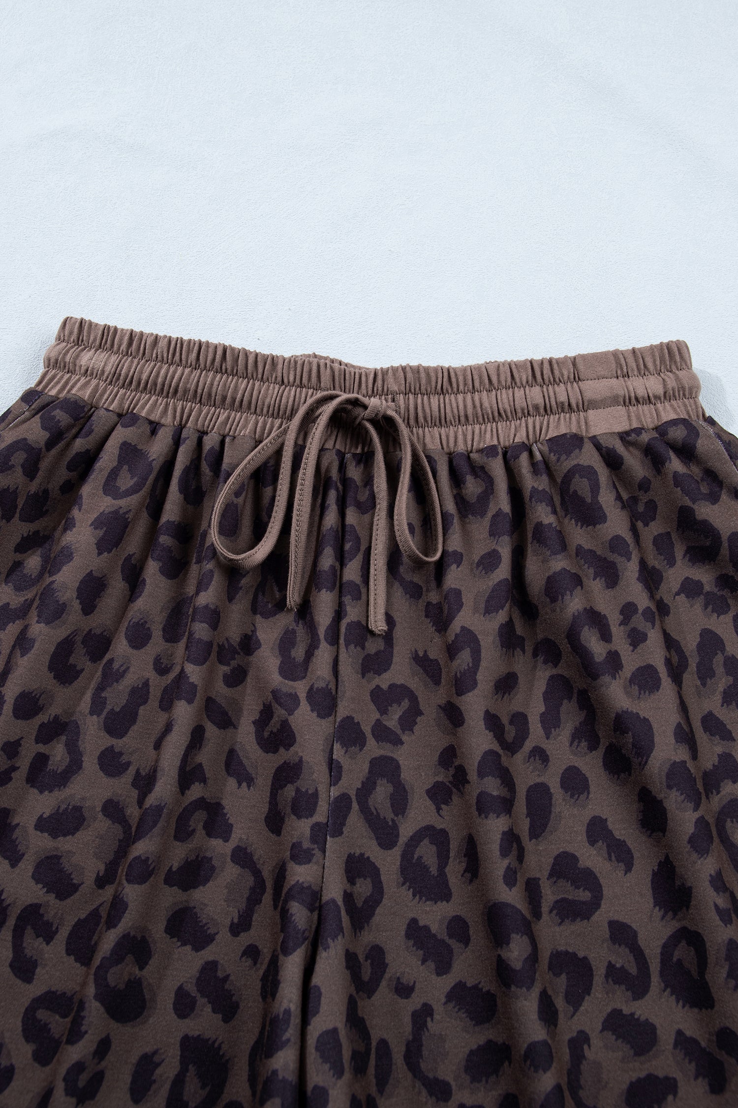 Ensemble top et short col V imprimé léopard