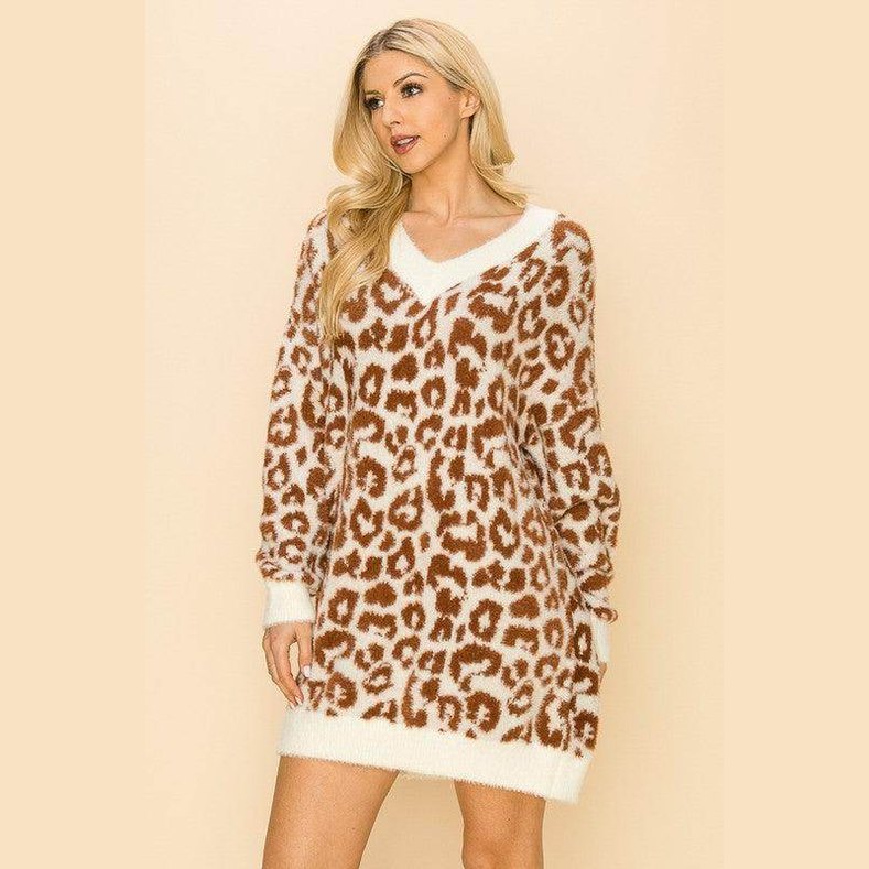 Andante USA fashionable vacation sweater in leopard print with a cozy V-neck design