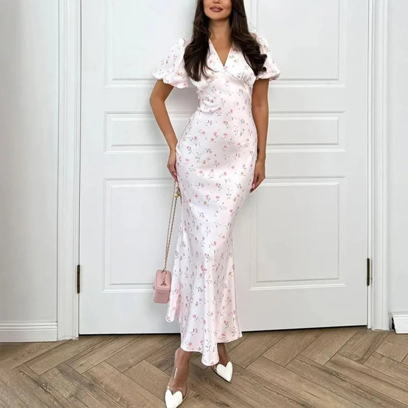 Women's floral dress dress in pink with a stylish fit for casual outings