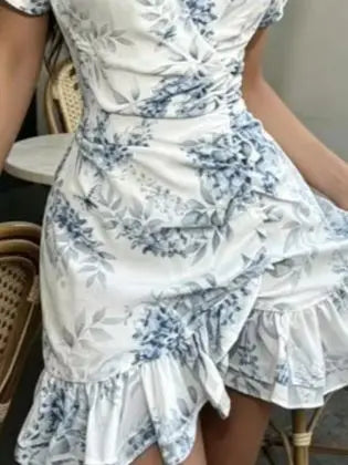 Floral dress dress in white and blue, perfect for summer outings