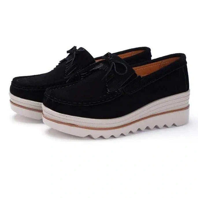 Women's black flats with platform, ideal for casual outings