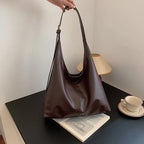 Women's retro tote bag in brown leather, perfect for everyday use
