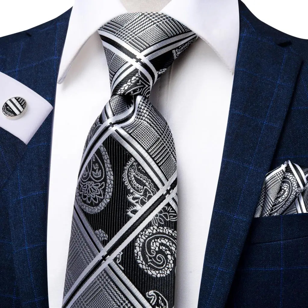 Men's black and white patterned tie, learn how to tie men's tie