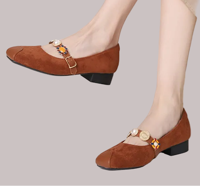 Jane Mary shoes in brown suede with decorative buckle, stylish and comfortable