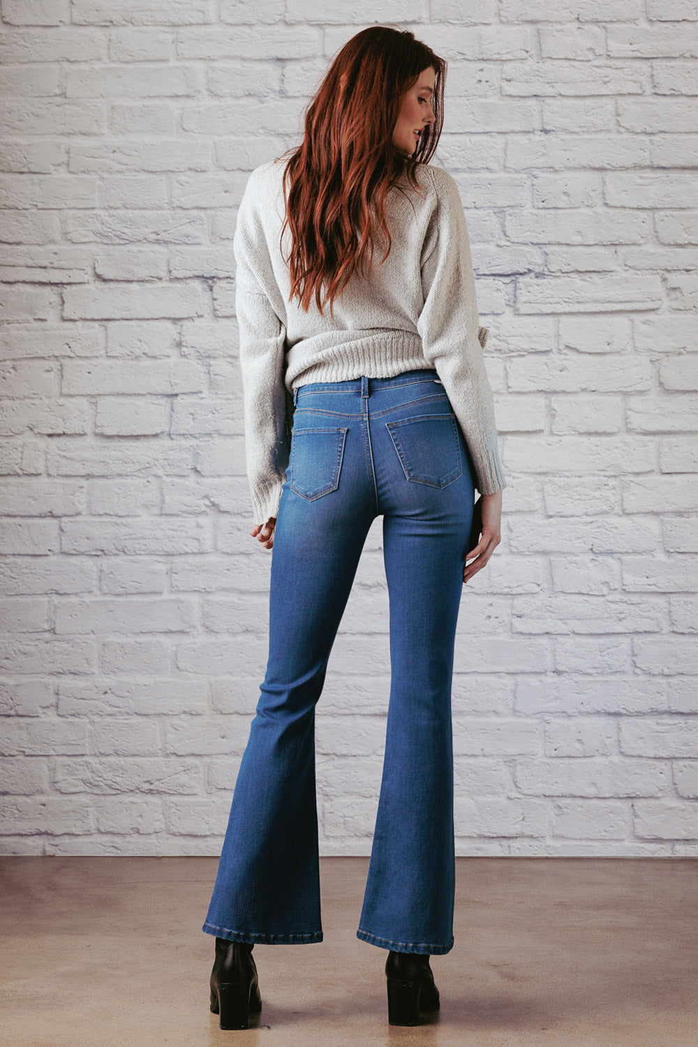 Women's blue jeans with flare, perfect for casual outings