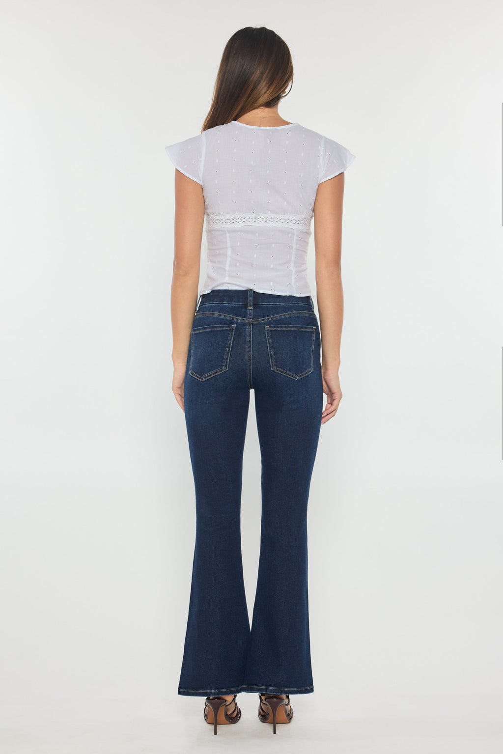 Women's dark blue jeans with flare, ideal for casual outings