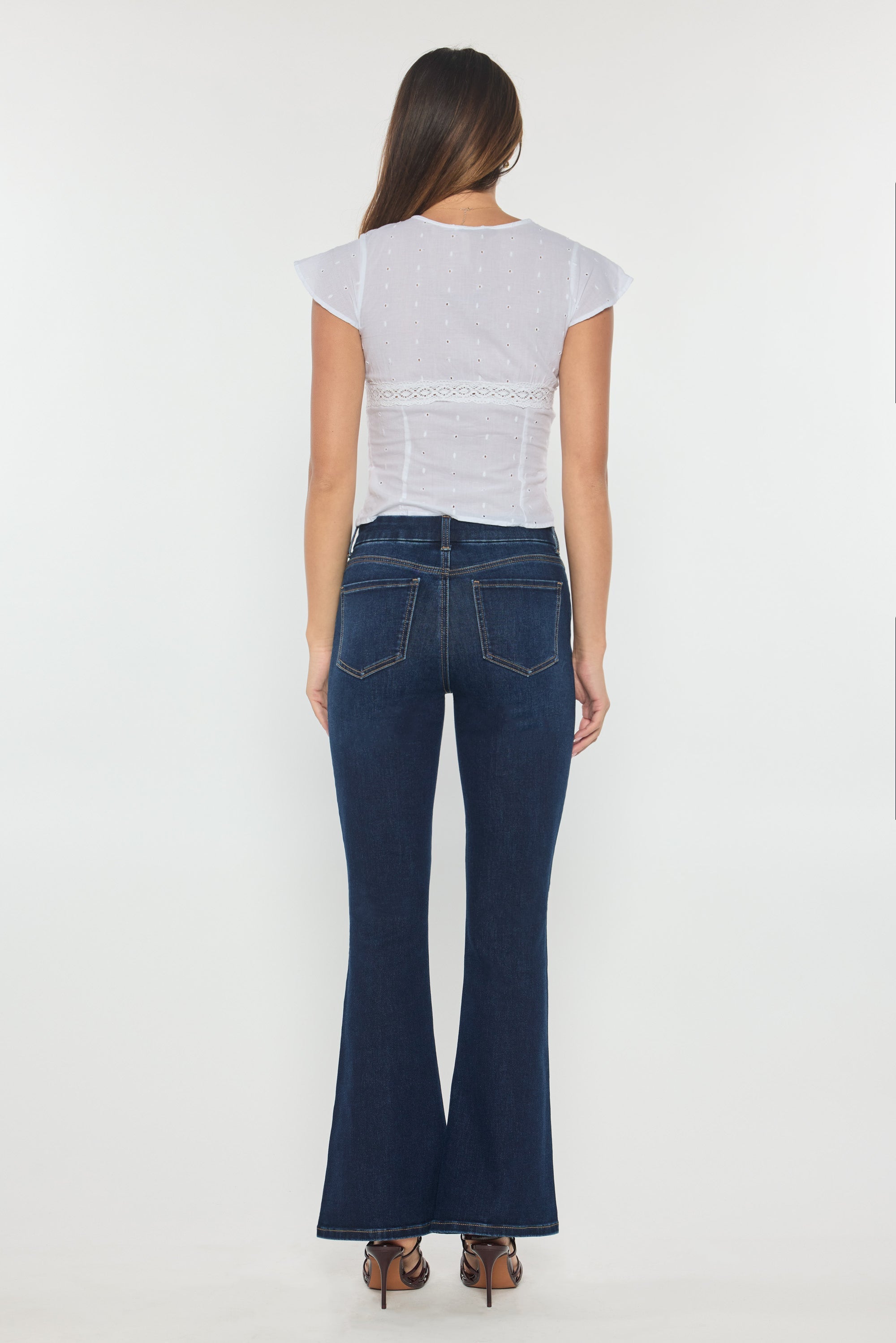Women's dark blue jeans with flare, ideal for casual outings