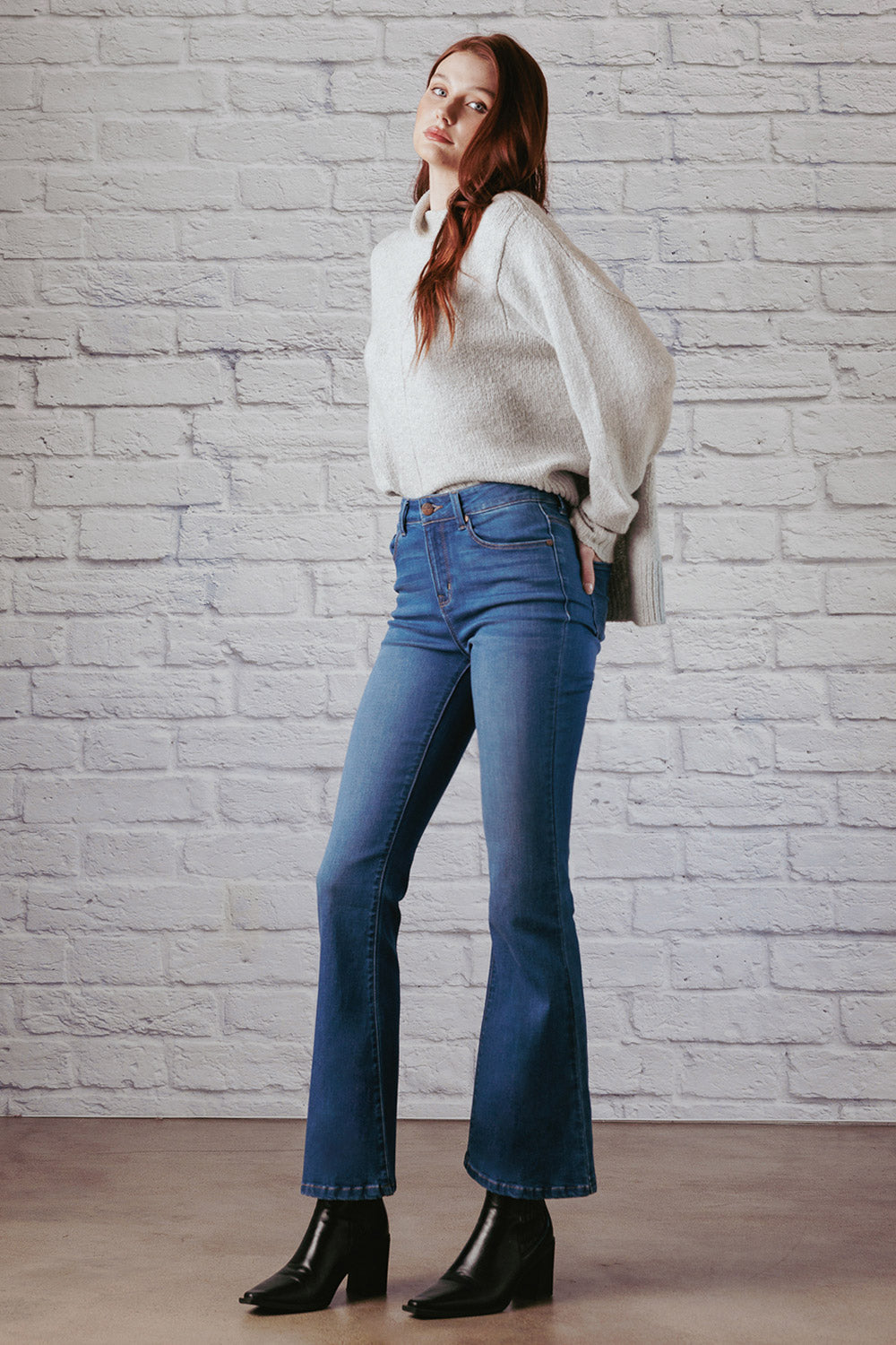 Women's medium blue jeans with flare for casual outings