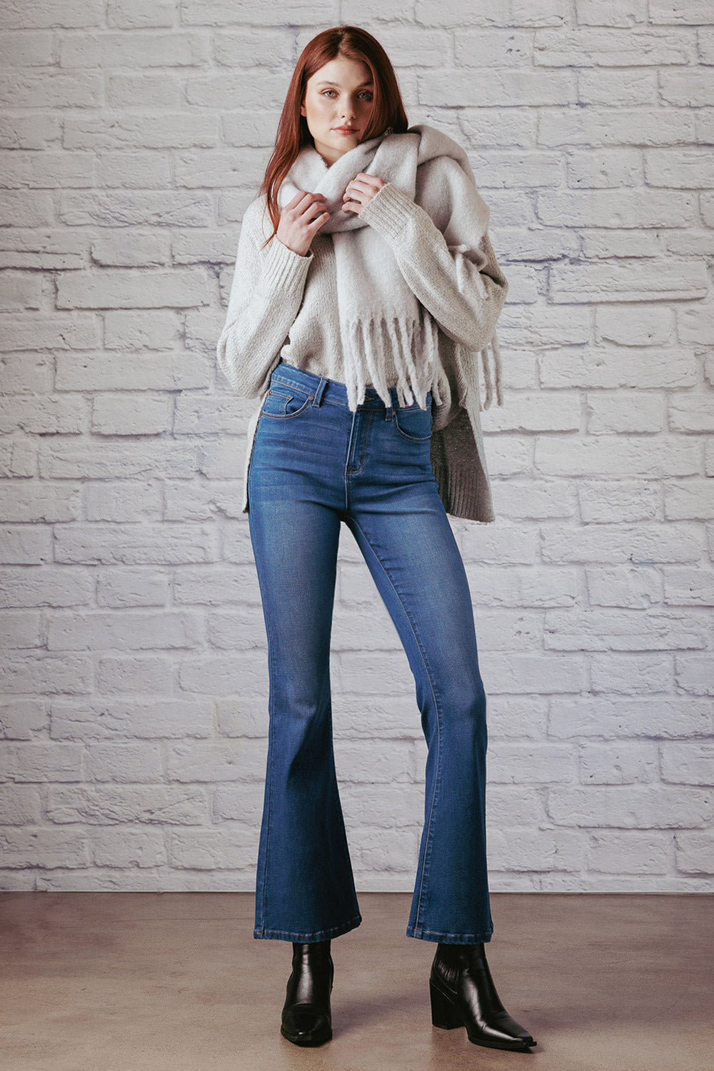 Women's blue jeans with flare, perfect for casual outfits