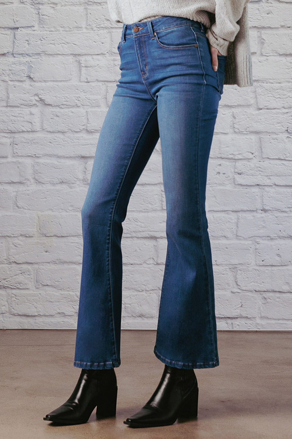 Women's blue jeans with flare, perfect for casual outings