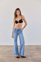 Women's light blue jeans with low rise, perfect for casual wear