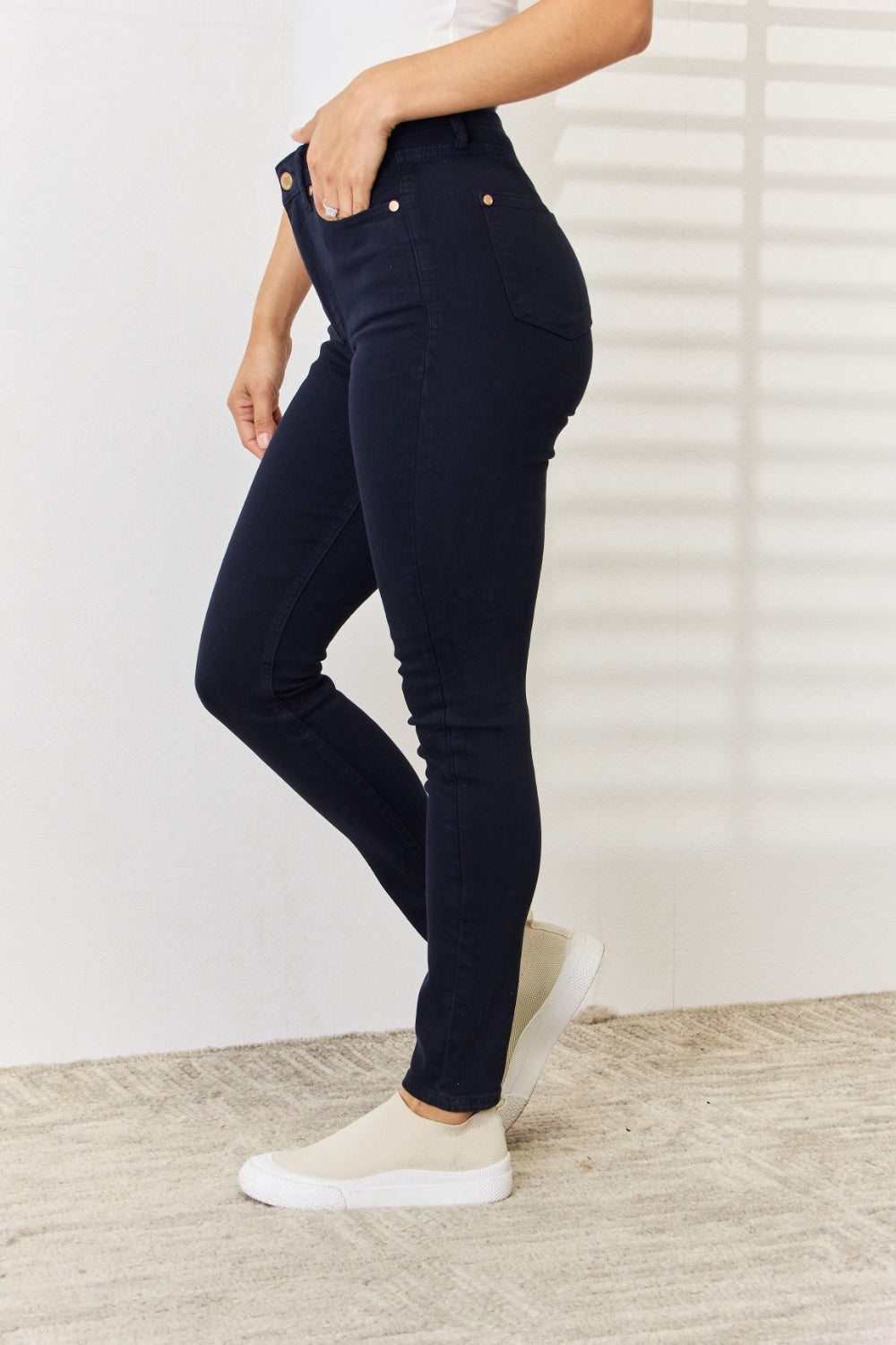 Judy Blue tummy control skinny jeans in dark blue for a flattering fit and trendy style