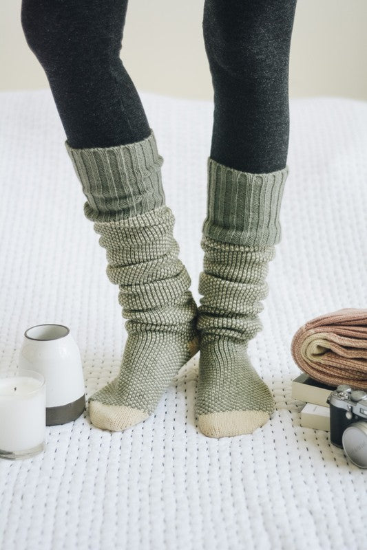 Cozy Leto Accessories knitted lounge socks in green with a slouchy design, perfect for staying warm at home