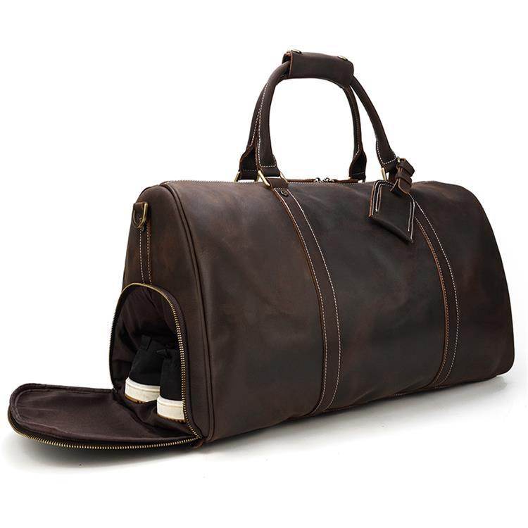 Stylish leather weekend bag with shoulder strap featuring a spacious main compartment and shoe pocket