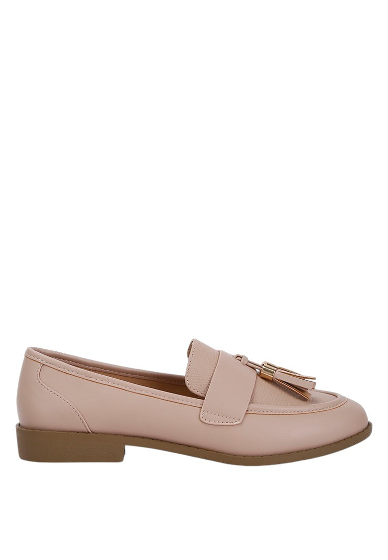 Women's blush loafers made of faux leather for casual wear
