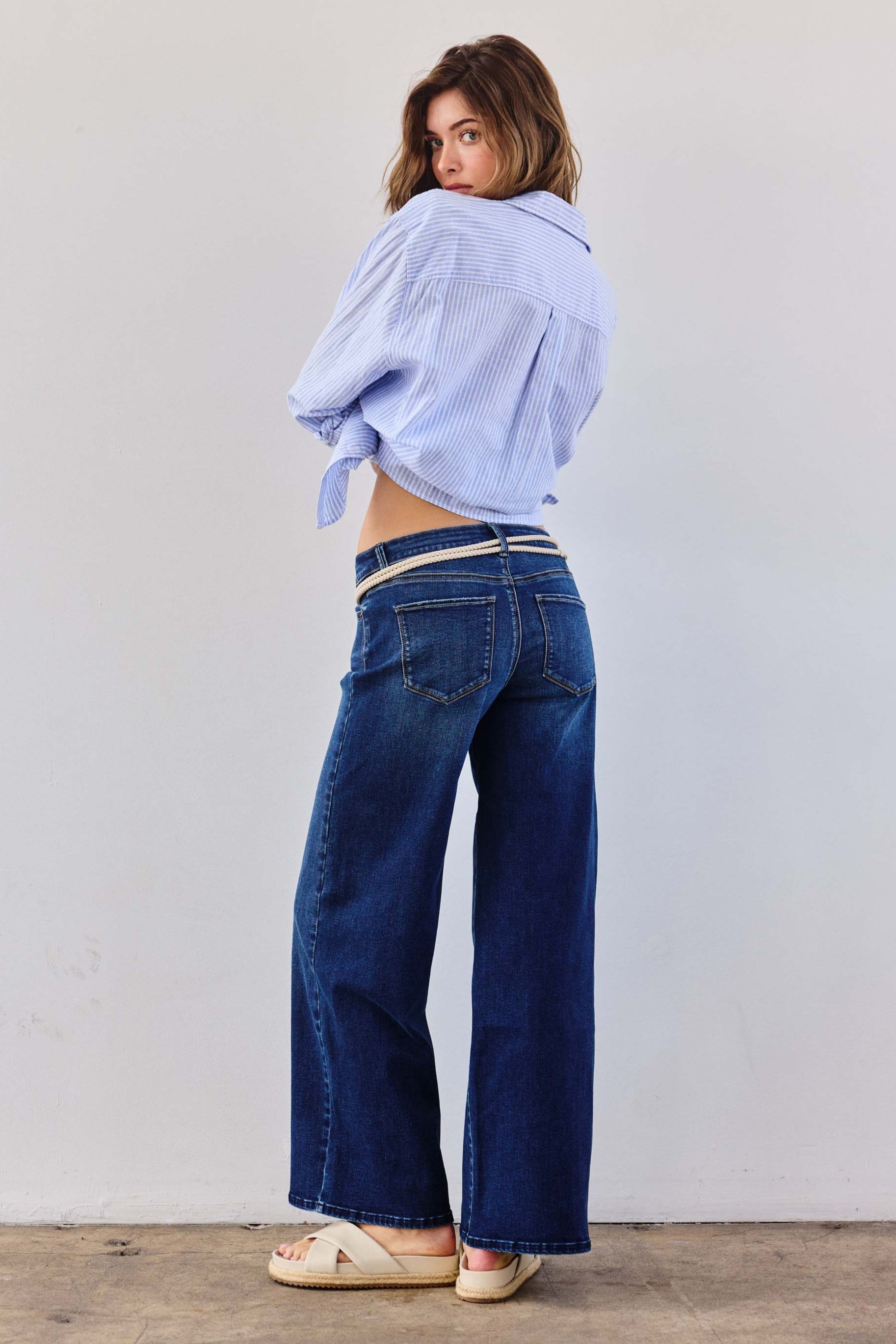 Women's low waist jeans in dark wash denim, perfect for casual outings