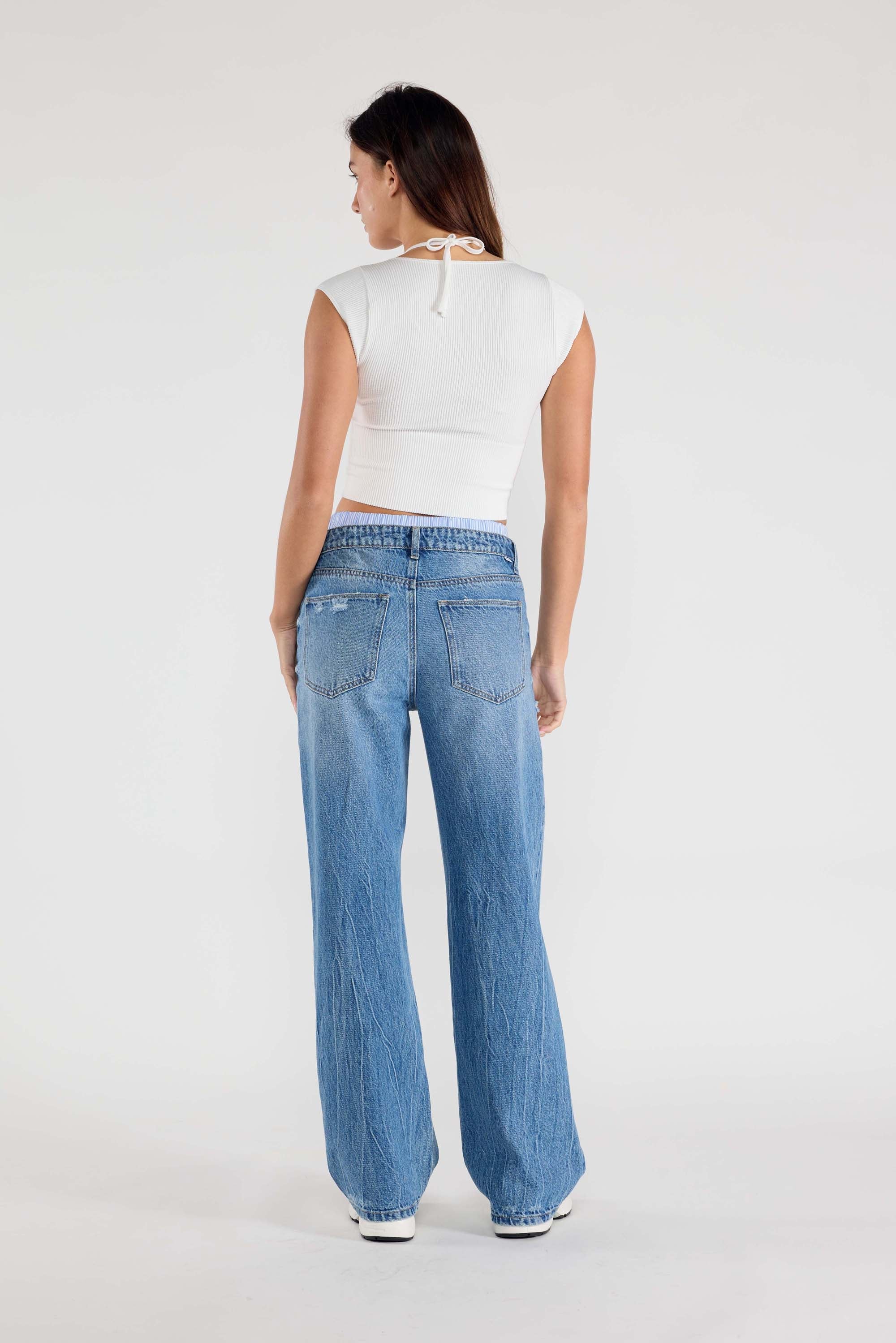 Women's low waist jeans in light blue denim for casual wear