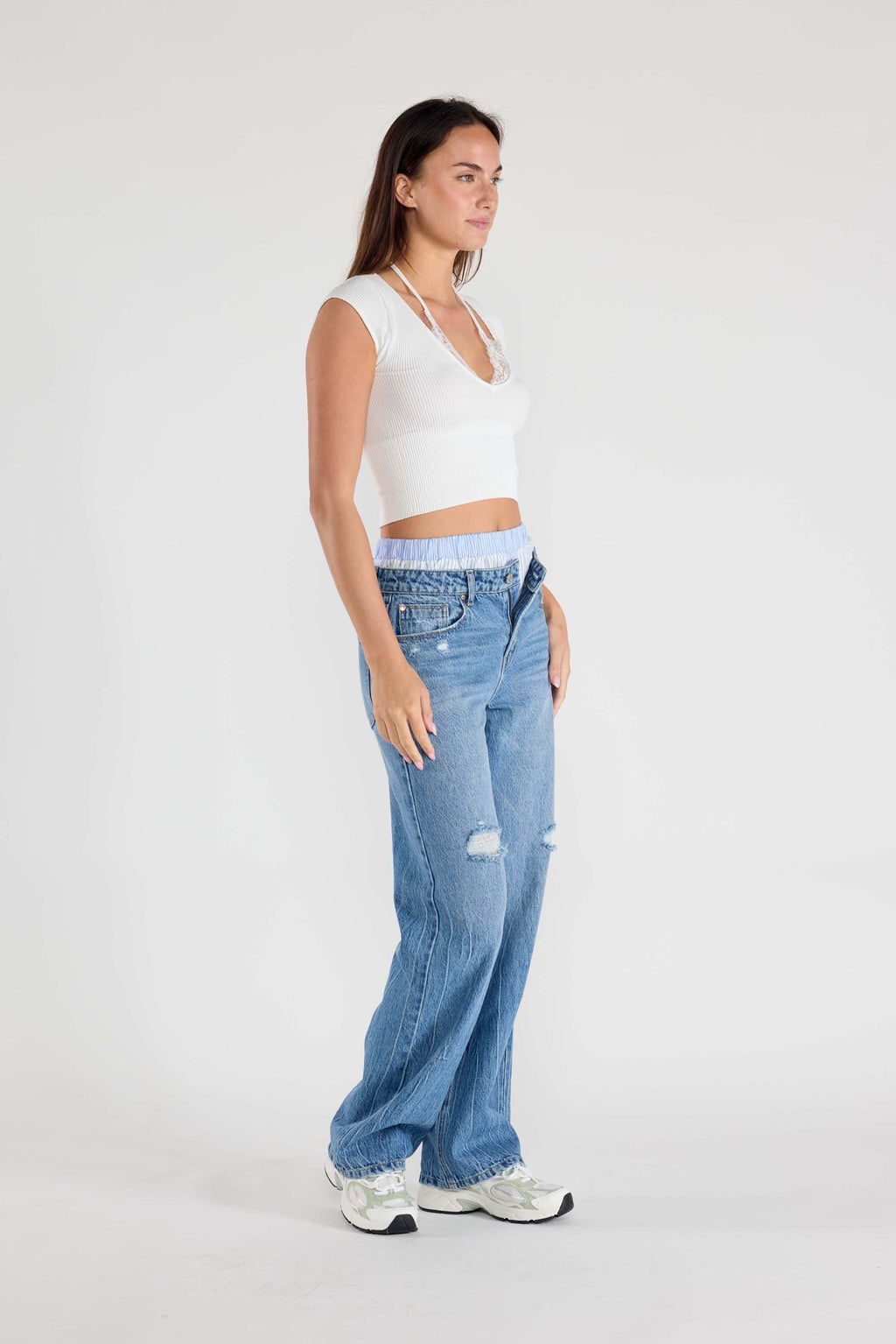 Women's low waist jeans in light blue, perfect for casual outings