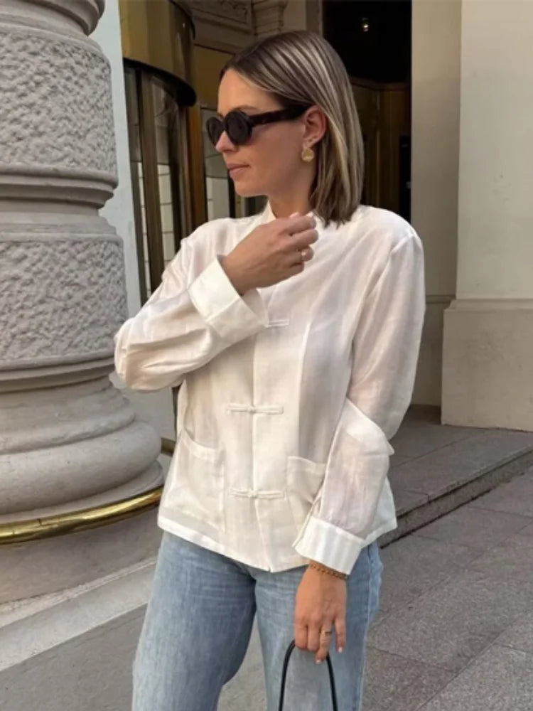 Women's white blouse with mandarin collar for casual outings