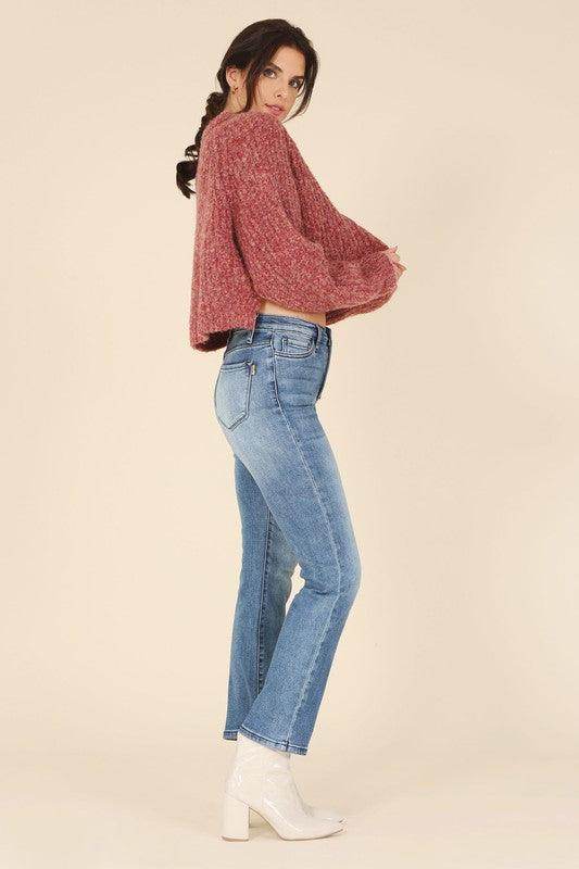 Lilou Women's Melange Knit Sweater in Burgundy Paired with High-Waisted Jeans for a Stylish Look