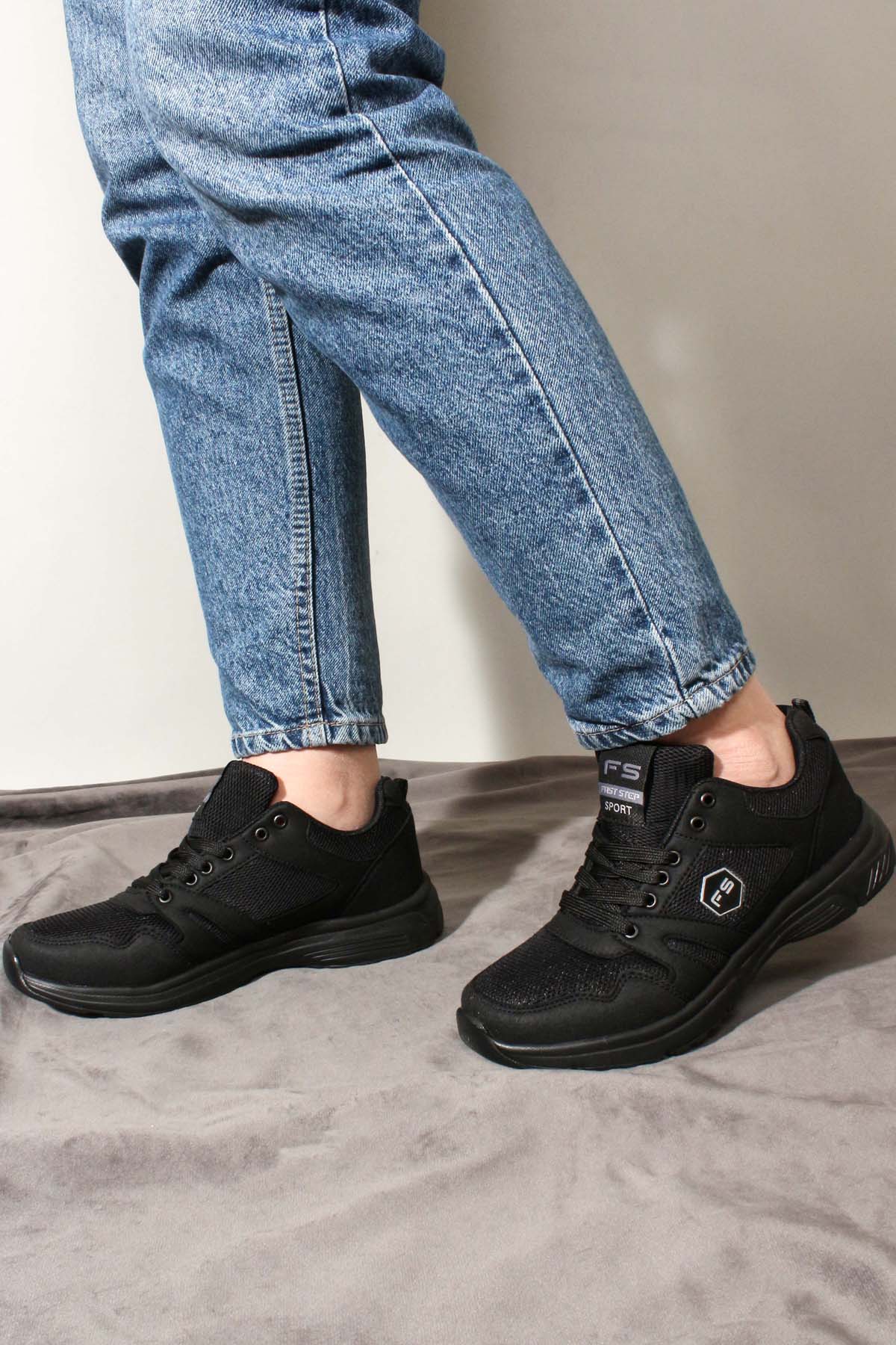 Men's All-Black Athletic Sneakers with Mesh Panels – detail view