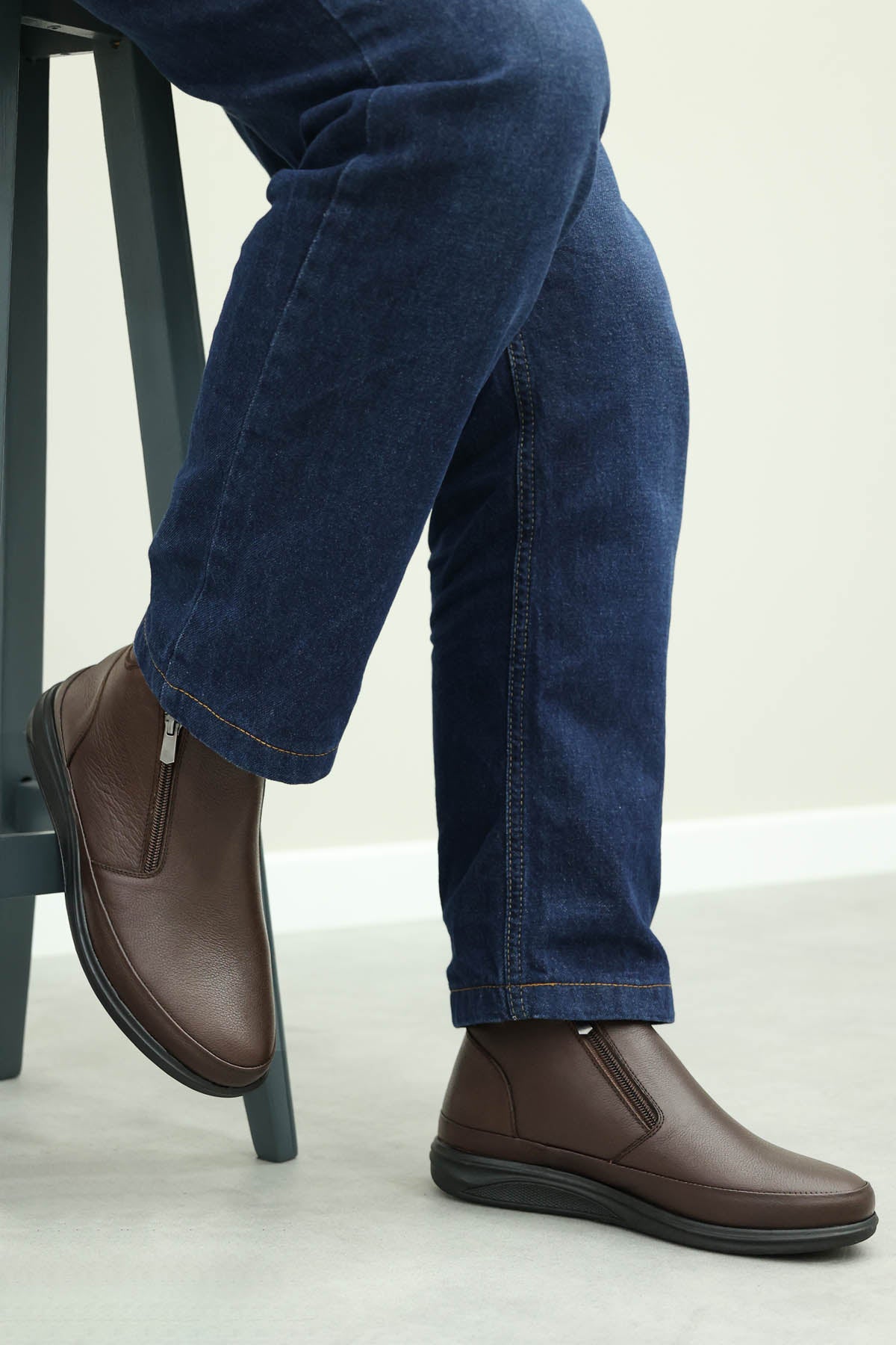 Men's Brown Leather Boots with Side Zipper and Fur Lining – front view