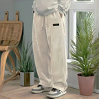 Men's comfortable travel pants in light color, ideal for casual outings