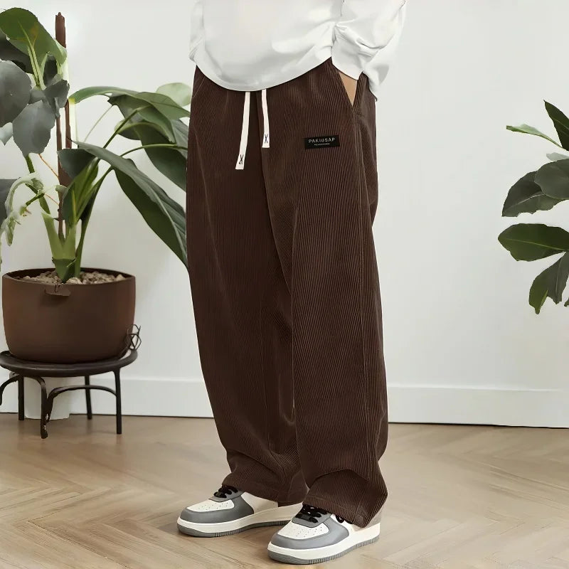 Men's comfortable travel pants in brown, perfect for relaxed journeys