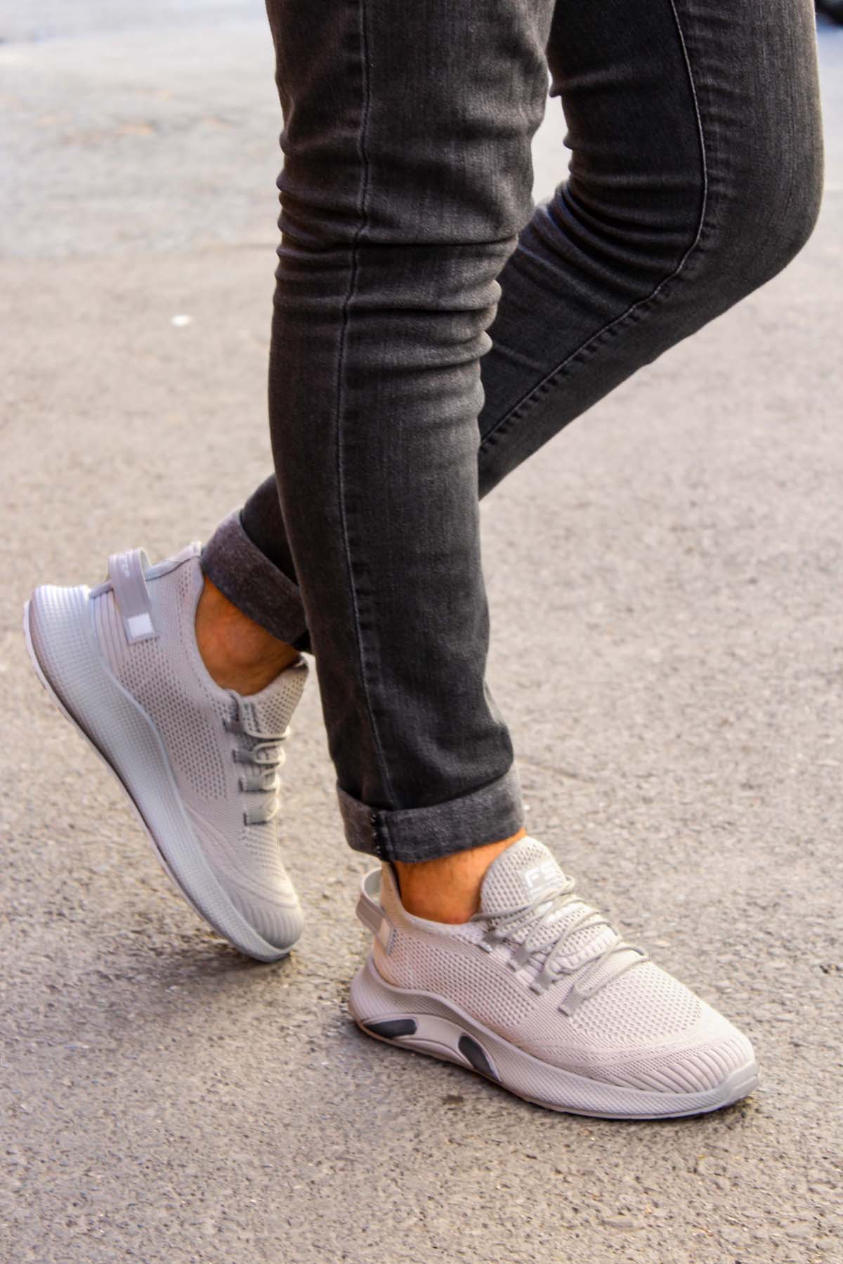Men's Light Gray Knit Sneakers with Cushioned Sole – front view