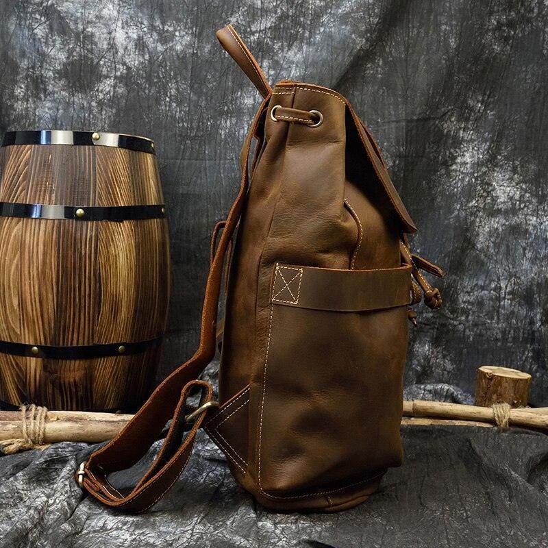 Mens vintage leather backpack with adjustable straps and a stylish design, perfect for travel and daily use.