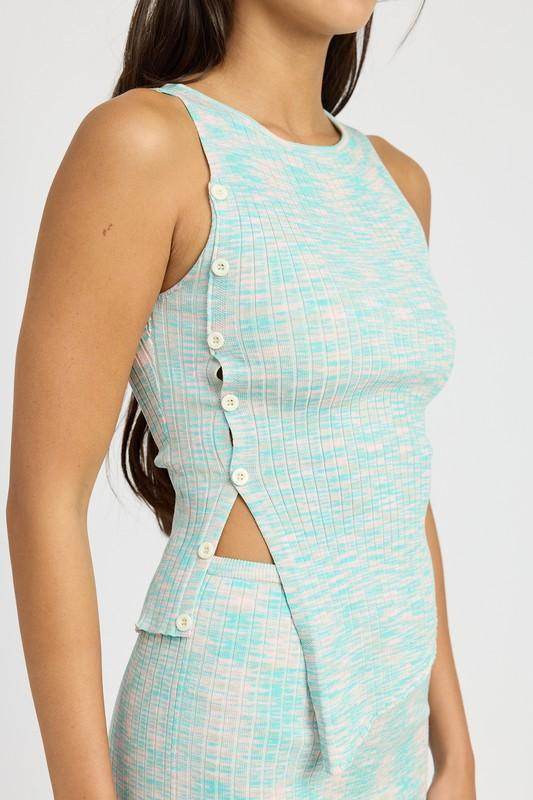 Multi Rib Top Button Detail - VacationGrabs