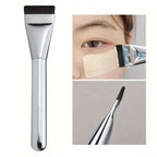 oval foundation brush with hypoallergenic nylon bristles (photo 1 of 8)