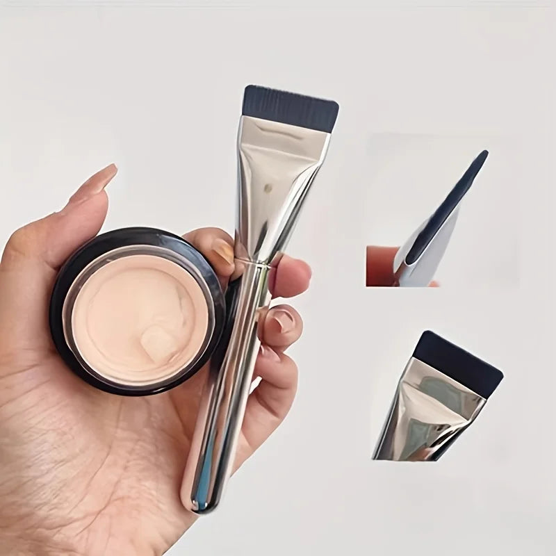oval foundation brush with hypoallergenic nylon bristles (photo 2 of 8)