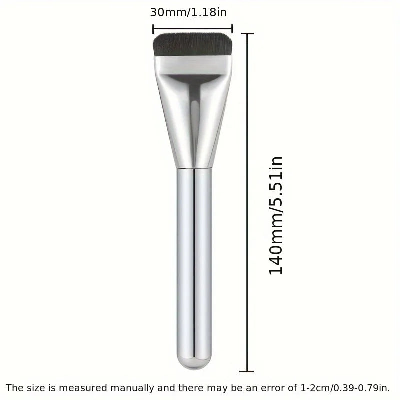 oval foundation brush with hypoallergenic nylon bristles (photo 6 of 8)