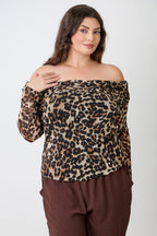 Women's off-shoulder top in print leopard, stylish and comfortable for casual outings