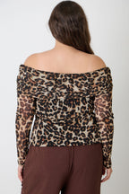 Women's off-the-shoulder top in print leopard, perfect for casual outings