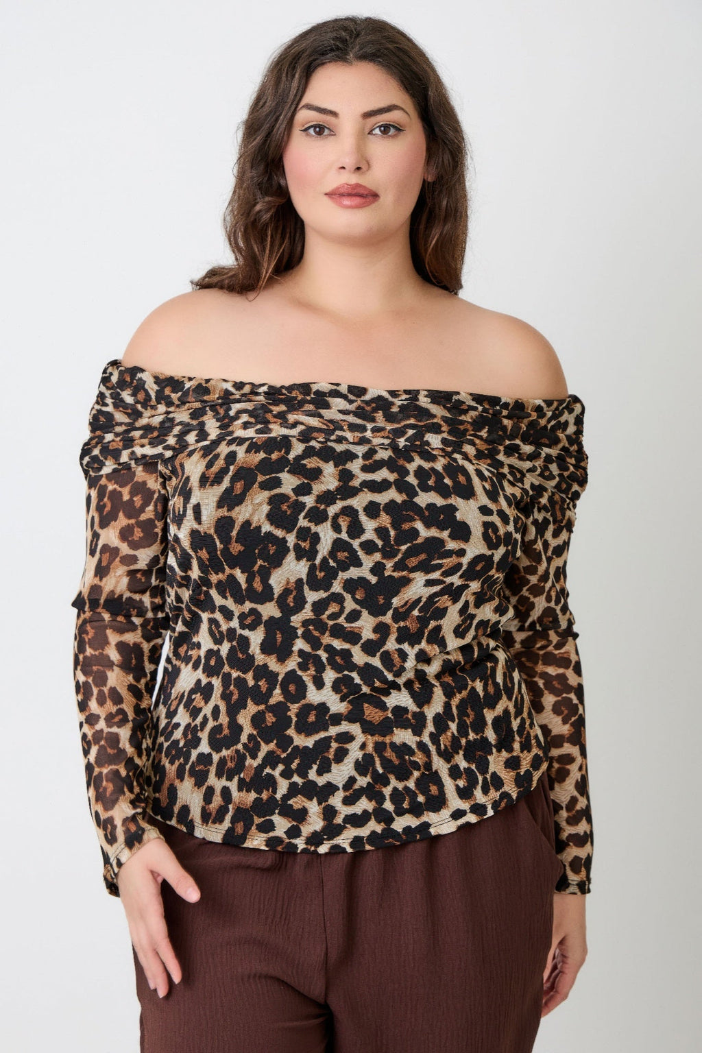 Women's off-shoulder top in print leopard, perfect for stylish outings
