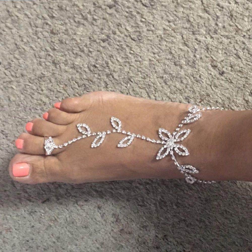 Elegant rhinestone toe ring jewelry featuring a floral design for stylish summer footwear