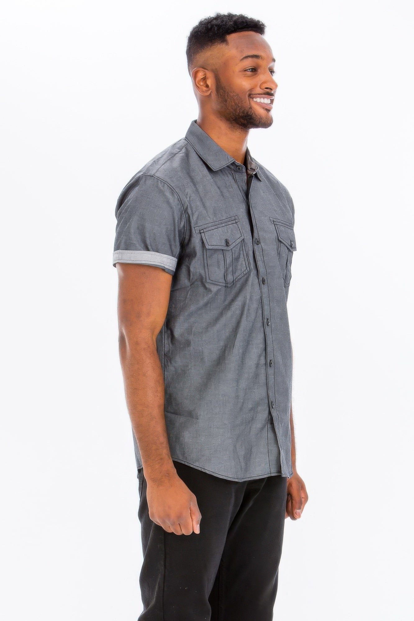 Men's short sleeve vacation shirts in chambray fabric with a stylish design and button pockets