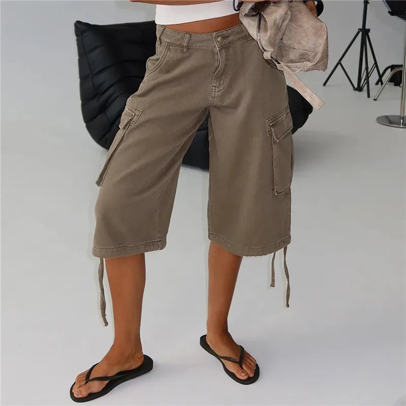Women's cargo shorts in denim, ideal for casual summer outings