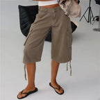 Women's cargo shorts in denim, ideal for casual summer outings