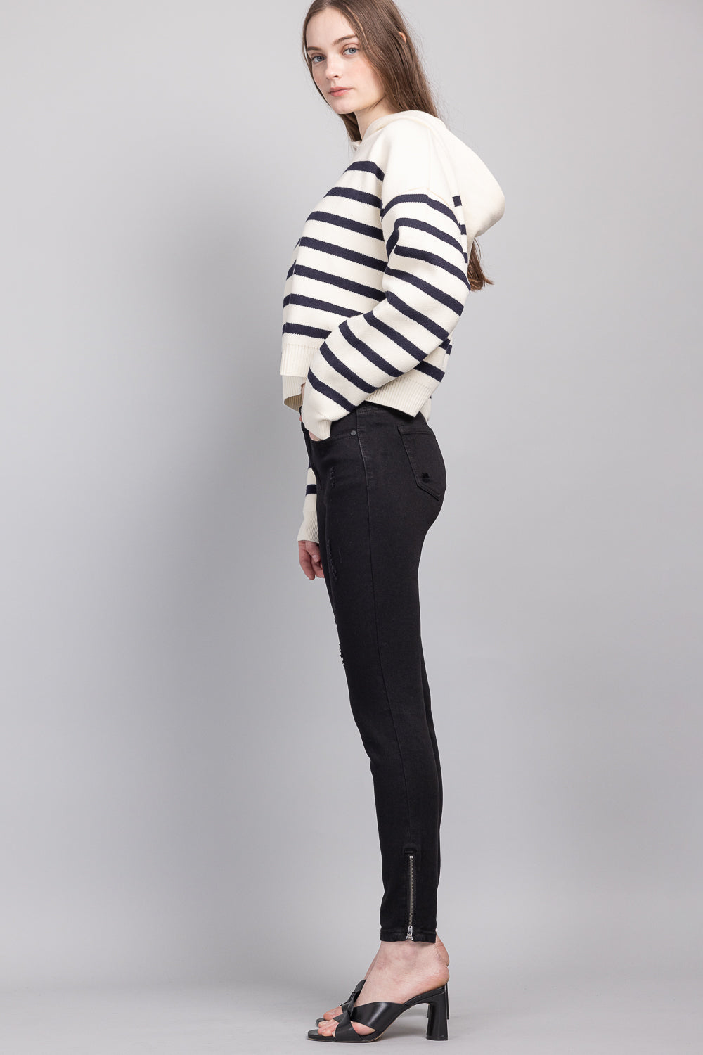 Women's black skinny pants jeans, stylish and form-fitting for casual wear